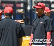 [포토] 박기남 코치-황대인-변우혁 '오늘은 반드시 이긴다'