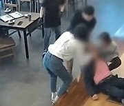 밥 먹다 갑자기 '쿵'…쓰러진 남성 신속히 살려낸 20대 남녀의 정체