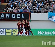 [k1.live] ‘4만 관중→최고의 경기력’ FC서울, 전반에만 3골 폭발...황의조 복귀골!