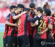 임영웅과 4만 5천 관중 기운 받은 FC서울, 대구 3-0 완파…울산은 6연승 선두