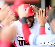 선취 투런포 소크라테스,'쏟아지는 축하' [사진]