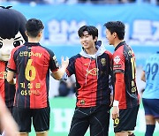 [ST포토] 기성용 황의조와 인사하는 임영웅, '승리를 부탁해'