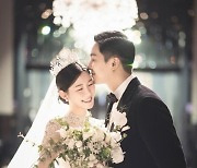 이승기♥이다인, 웨딩화보 공개 "축복 속 결혼식 마쳐"