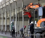 교량 보행로에 설치된 지지대