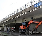 분당 교량 보행로 아래에 설치된 임시 지지대