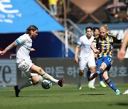 '루빅손 멀티골' 울산, 수원 2-1 꺾고 '개막 6연승 신바람'