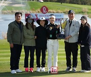 [포토]이예원 '가족과 함께 우승 기념 촬영'