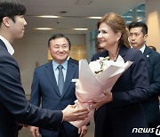 도미니카공화국 부통령 안내하는 노태문 삼성전자 MX 사장