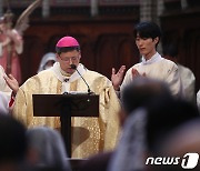 주님 부활 대축일 미사 주례하는 정순택 대주교