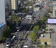 '화려한 부활절 퍼레이드 행진'