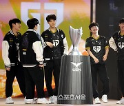 [포토] LCK 스프링 챔피언 차지한 젠지 ‘웃음이 절로’