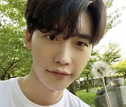 [SC이슈]이종석, '콜 포비아' ♥아이유에게 전화 대신 민들레 홀씨 날리나? 물광 피부에 눈빛까지…