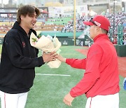 [IS 대전] 김원형 감독 "김광현, 축적된 피로도 있을 것...2000이닝 이룬 꾸준함 대단해"