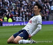 '손흥민 '100호골', EPL '한글'로 축하… 현지 언론도 "우아하고 아름다운 골이었다" 극찬