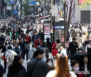 시민과 관광객 인산인해 이룬 명동 거리