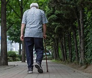 중년 이후 후각 무뎌지고 심한 잠꼬대…파킨슨병 전조증상 ‘위험 신호’