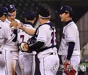 '곽빈 첫 승' 두산, KIA에 3-2 신승…위닝시리즈