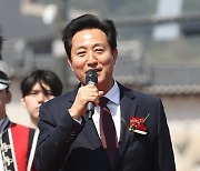 부활절 퍼레이드 축사하는 오세훈 시장