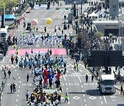 오늘은 부활절, 대규모 축하 퍼레이드