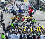 대규모 부활절 축하 퍼레이드