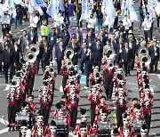 도심에서 열린 대규모 부활절 축하 퍼레이드