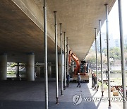 시민 안전을 위한 임시 지지대 설치