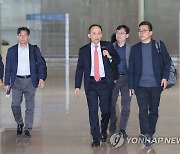 출국하는 추경호 경제부총리