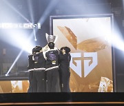 젠지, '숙적' T1 꺾고 LCK 2연속 제패(종합)