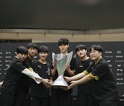 2023 LCK 스프링 우승 기념사진 찍는 젠지