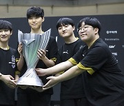 2023 LCK 스프링 우승 기념사진 찍는 젠지