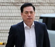 굳은표정으로 법정 향하는 유동규