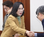 인사하는 김현숙 장관과 오석환 교육비서관