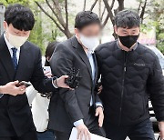 '수억 상장피' 브로커·코인원팀장 영장심사 출석…'P코인' 질문에 침묵