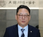 굳은표정으로 이사회장 향하는 김영훈 변협 회장