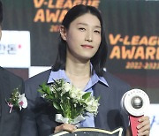 MVP 트로피 든 김연경