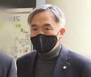 '박원순 측 변호' 정철승, 후배 변호사 성추행 피소...변협 "사실관계 파악"