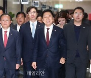 [데일리안 오늘뉴스 종합] '당근과 채찍'으로 당 기강잡기 나선 김기현, 한동훈 질문에 인터뷰 끊어버린 홍준표…"내가 시기한다는 듯 질문"