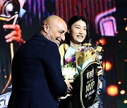 [포토]감독 축하받는 김연경