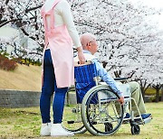 노인 ‘공적 돌봄’ 공백 해소 ‘사적 돌봄’ 대중화 필요