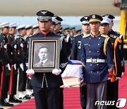 백년만에 고국땅…'미스터 션샤인' 황기환 지사, 현충원에 영면