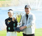 [MD포토] KLPGA 첫 우승 이예원 '사랑하는 아빠와 함께'