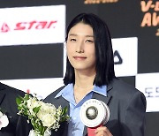 김연경, 전격 현역 연장 결정 "통합우승할 수 있는 팀 원해, FA 협상 중" [MD현장]