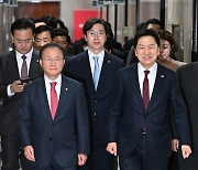 [헤럴드pic] 최고위원회의 참석하는 김기현-윤재옥