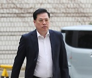 법원 들어서는 유동규