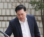 공판 출석하는 유동규