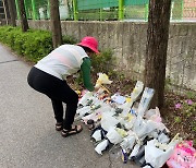 사고 현장서 헌화 하는 시민