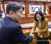 이주호 부총리와 인사하는 김현숙 여성가족부 장관