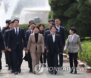 등원 기자회견 장소로 향하는 진보당 강성희 의원과 대표단