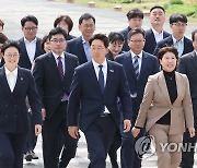 등원 기자회견 장소로 향하는 진보당 강성희 의원과 대표단