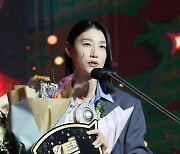 수상소감 말하는 MVP 김연경